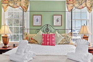 4 bedrooms, desk, iron/ironing board, travel cot - Perfect Location-Parker House-King Beds-Warren Sqr-Courtyard-Parking (Savannah)