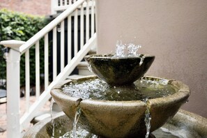 Outdoor spa tub - Perfect Location-Parker House-King Beds-Warren Sqr-Courtyard-Parking (Savannah)