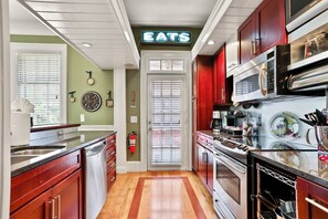 Kjøleskap, mikrobølgeovn, ovn og kokeplater