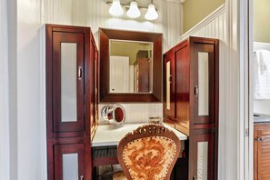 Interior - Perfect Location-Parker House-King Beds-Warren Sqr-Courtyard-Parking (Savannah)
