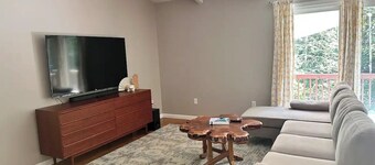 Nature's Nest Hideaway: Serene Forest Retreat with Hiking Trails & Cozy Comfort