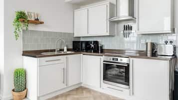 Refrigerador, microondas, horno y cafetera y tetera