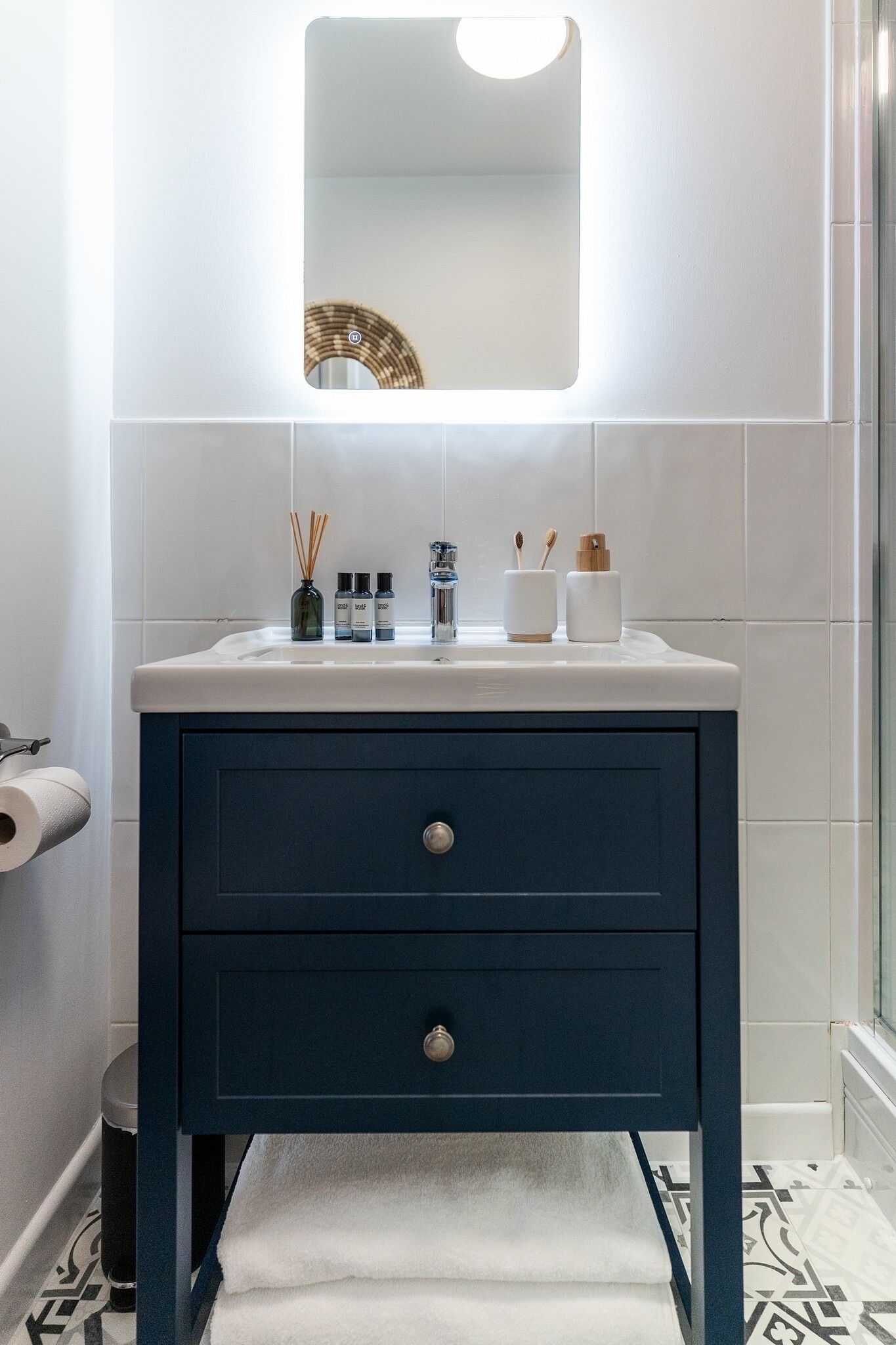 Secador de pelo, toallas, jabón, shampoo