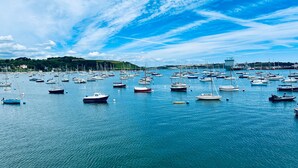 Un port de plaisance où de nombreux bateaux sont amarrés sous un ciel bleu dégagé.