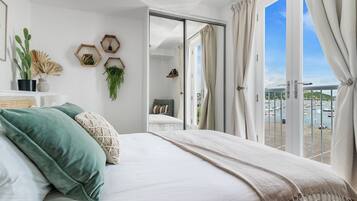 1 habitación, tabla de planchar con plancha y cuna de viaje