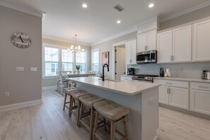 冰箱、微波炉、烤箱、炉灶