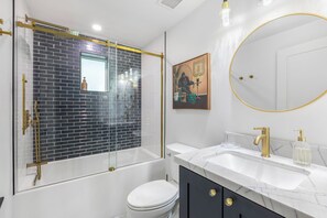 Een douche, een haardroger, handdoeken