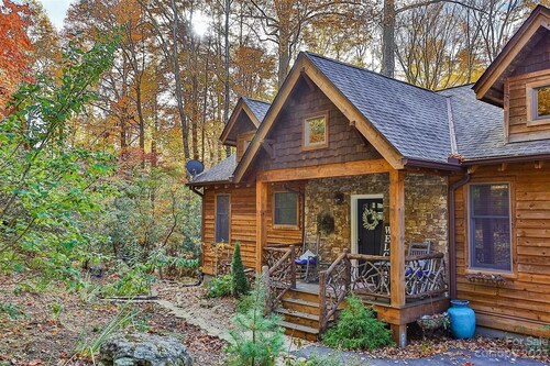 Charming 3-bedroom house on a lovely stream with WiFi and AC in Sapphire Valley