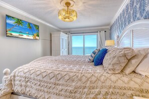 3 bedrooms, iron/ironing board, free WiFi, bed sheets - On the Beach *Top Floor* 3 BR 2 BA *Beautiful Direct Gulf of America View! (Redington Shores)