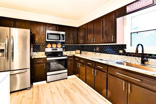 Modern 4 Bed Near Augusta: Pool, BBQ, Jacuzzi Tub