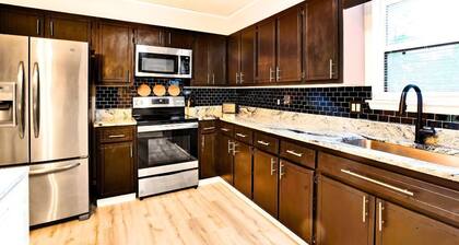 Modern 4 Bed Near Augusta: Pool, BBQ, Jacuzzi Tub