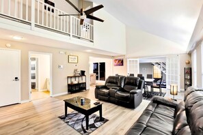 TV connectée, cheminée, livres