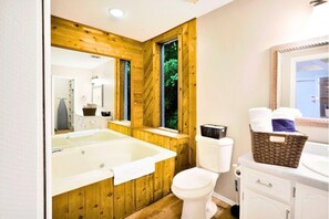 Shower, hair dryer, towels, soap - Modern 4 Bed Near Augusta: Pool, BBQ, Jacuzzi Tub (Martinez)
