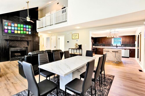Modern 4 Bed Near Augusta: Pool, BBQ, Jacuzzi Tub