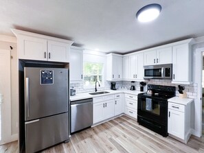 Fridge, microwave, oven, stovetop - NEW! Gainesville Peaceful Retreat - Family & Pet-Friendly! Close to UF & Shands. (Gainesville)