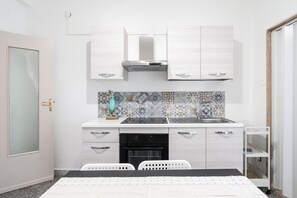 Réfrigérateur, four, bouilloire électrique