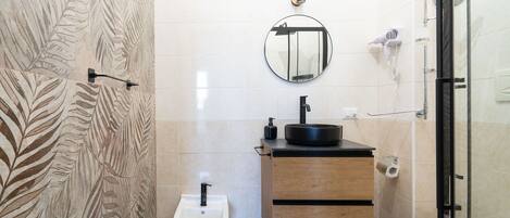 Shower, hair dryer, bidet, towels