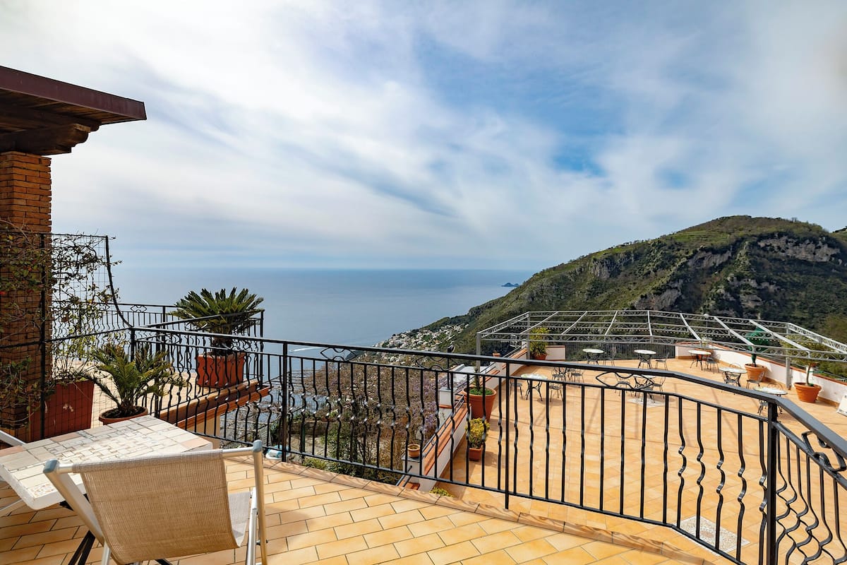 Panorama tweepersoonskamer, balkon, uitzicht op zee | Een bureau, gratis wifi