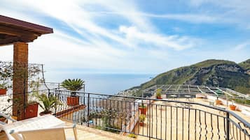 Chambre Double Panoramique, balcon, vue mer | Terrasse/Patio