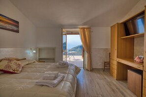 Habitación doble Deluxe, vista al mar | Escritorio y wifi gratis