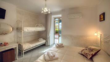 Kamar Quadruple Keluarga, pemandangan kebun | Meja kerja dan Wi-Fi gratis