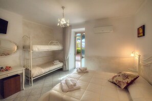Habitación cuádruple familiar, vista al jardín | Escritorio y wifi gratis 