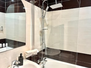 Shower, hair dryer, towels, soap - FUN GAME St. Julians Apartment 5 (St Julians)