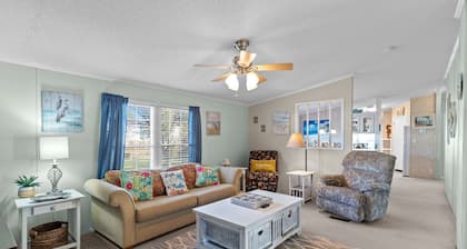 Clari's Place: 6mins to Holden Beach/Pets/Boat Parking/Plenty of Coastal Charm!
