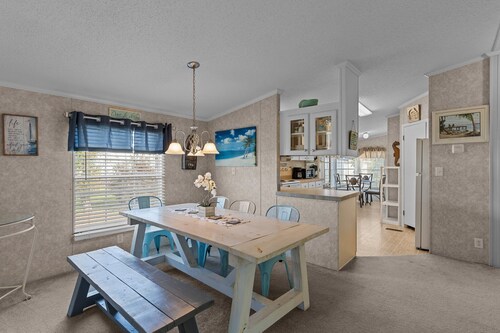 Clari's Place: 6mins to Holden Beach/Pets/Boat Parking/Plenty of Coastal Charm!