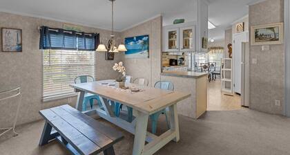 Clari's Place: 6mins to Holden Beach/Pets/Boat Parking/Plenty of Coastal Charm!