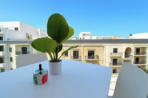 Outdoor dining - St.Julian’s Brand New apartment (8)

Walking distance to St.Julian's Paceville (Swieqi)