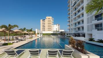 3 ulkouima-allasta, ilmaisia cabañoita, aurinkovarjoja