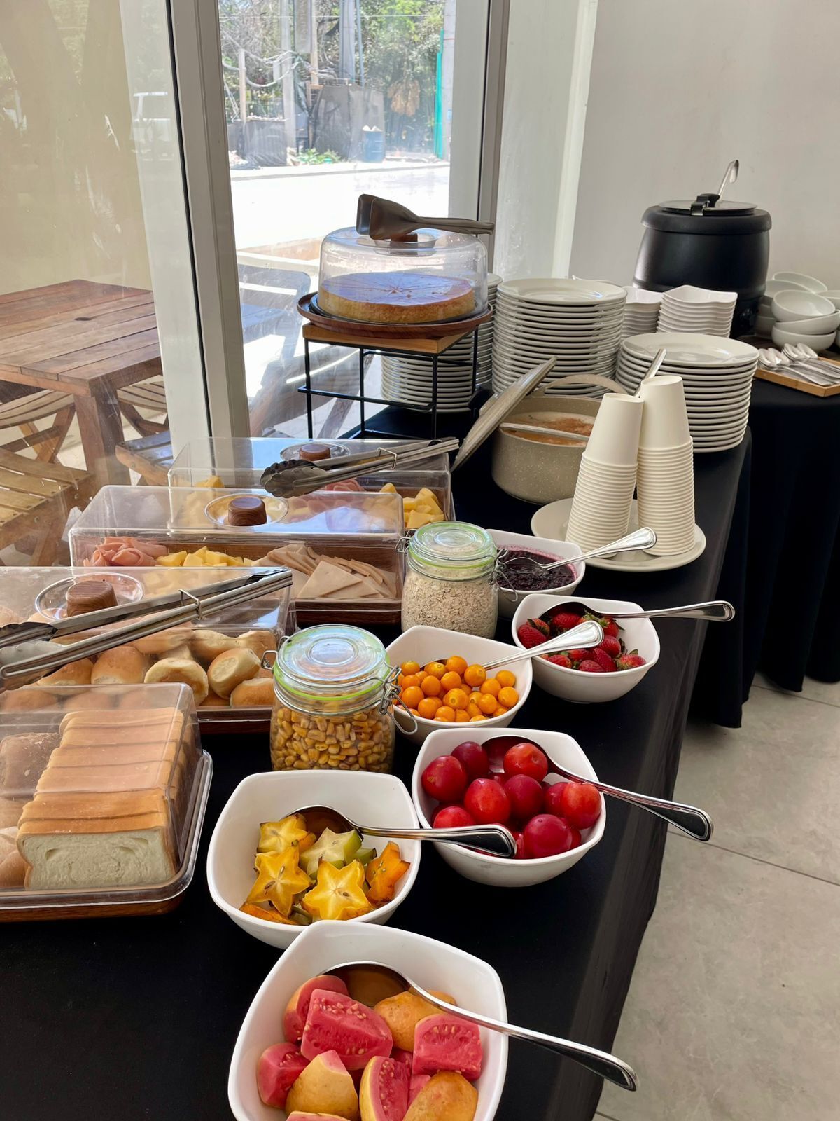 Un buffet proposant une variété de plats et d'ustensiles.