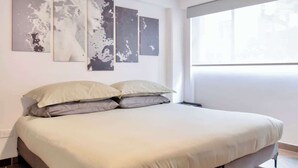 A bedroom with a bed, a window, and three abstract wall art pieces. - Bright & Spacious 3-BR-2BTH, near WTC/ Insurgentes (Ciudad de México)