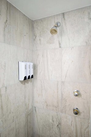 Dusche, Haartrockner, Handtücher