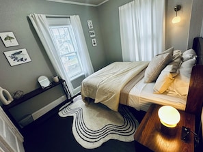 2 bedrooms, iron/ironing board, travel cot, WiFi - Cozy and modern 2 bedroom apartment with balcony in downtown Elkins, WV (Elkins)