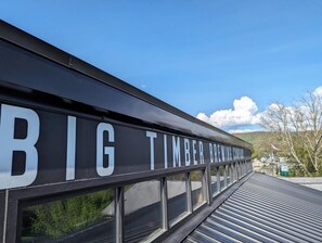 Un bâtiment sur lequel on peut lire l’inscription suivante : « BIG TIMBER BREWING COMPANY ».