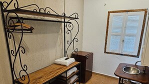 Standard Quadruple Room | Iron/ironing board (on request), WiFi (free) - Pousada Nossa Senhora Aparecida (Aguas de Sao Pedro)