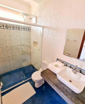 Quarto duplo superior | Banheiro | Chuveiro 