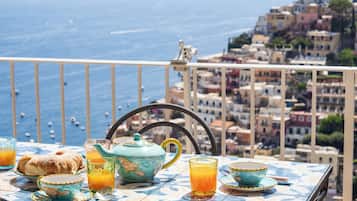 Rumah Panorama, pemandangan laut | Teras/patio