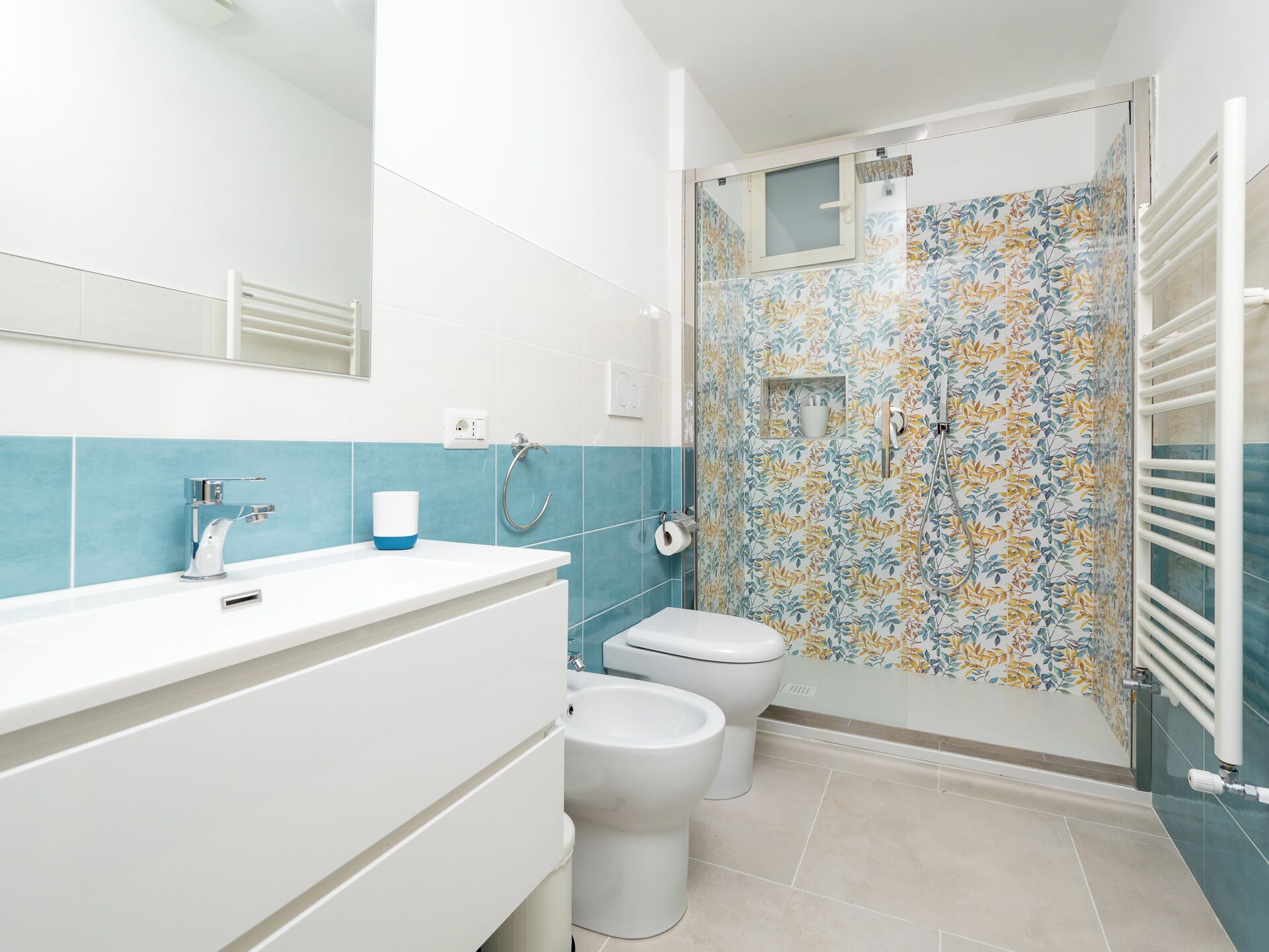 Casa panoramica, vista mare | Bagno | Doccia, asciugacapelli, asciugamani, sapone