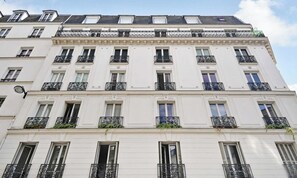 Exterior - OLD-WORLD CHARM, EXPOSED BEAMS & MODERN AMENITIES - 3 BEDROOM DUPLEX -LE MARAIS (Paris)
