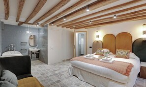 3 bedrooms, desk, iron/ironing board, free WiFi - OLD-WORLD CHARM, EXPOSED BEAMS & MODERN AMENITIES - 3 BEDROOM DUPLEX -LE MARAIS (Paris)