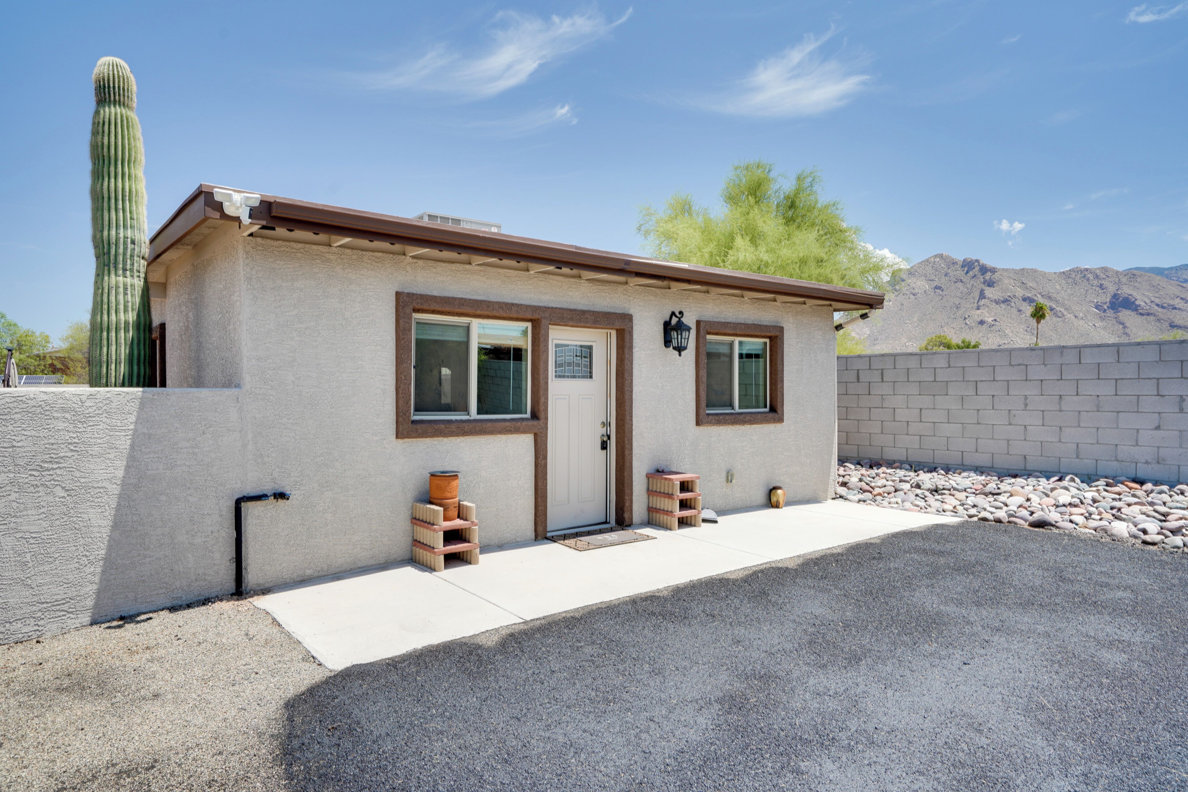 Tucson Cottage w/ Courtyard & Grill - Near Hiking!