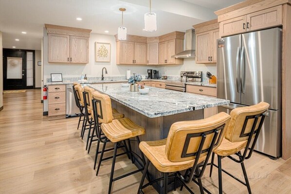 冷蔵庫、電子レンジ、オーブン、コンロ