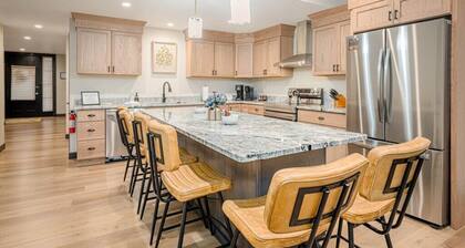 Downtown Galena Luxury 2-bedroom w/ Fireplace