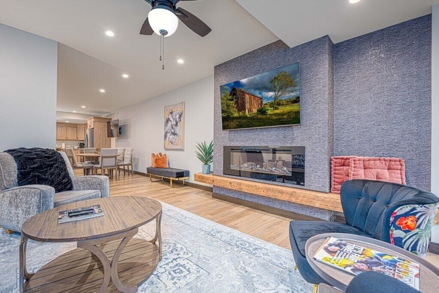 Downtown Galena Luxury 2-bedroom W/ Fireplace - Galena, IL