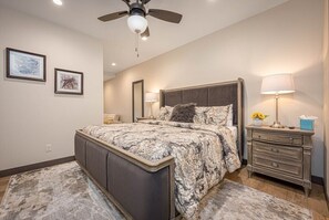 2 室のベッドルーム、アイロン / アイロン台、WiFi、ベッドシーツ