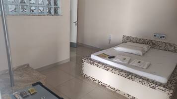 Quarto casal luxo | Frigobar, escrivaninha, espaço de trabalho para notebook