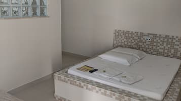 Deluxe Double Room, 1 Double Bed | Frigobar, escrivaninha, espaço de trabalho para notebook